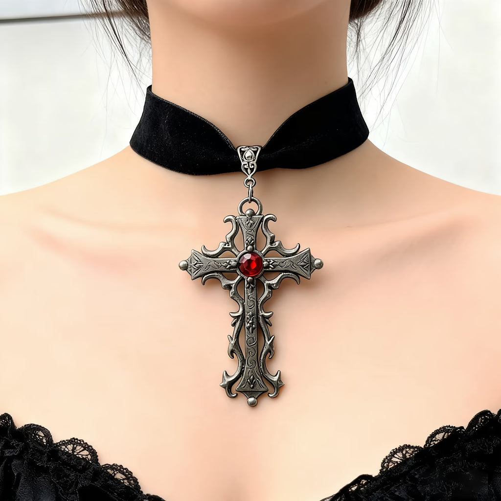 Collier croix style gothique